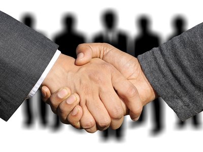 shaking-hands-3091908_1920.jpg